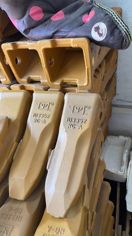 Alaşımlı çelik kazıcı kova dişleri dövme dökme IU3352 kedi için kaya dişleri E320