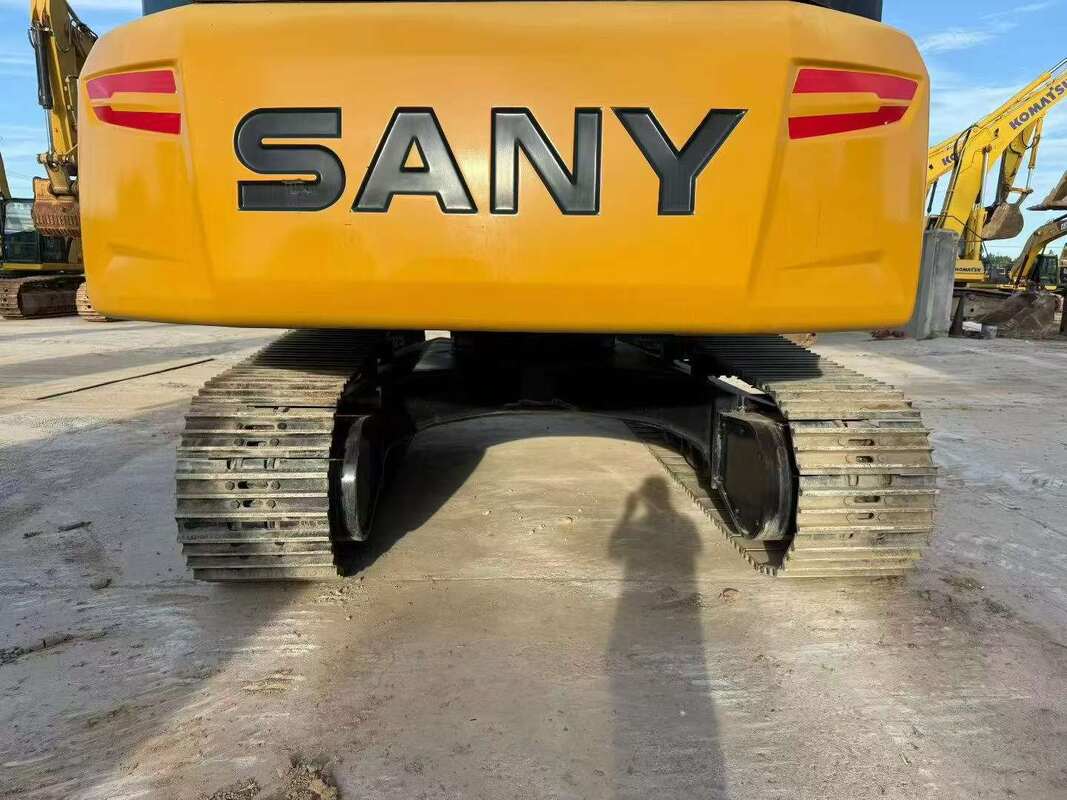 Yeni bir Sany 335 kazıcı, Ulusal III Isuzu motoru, stokta.